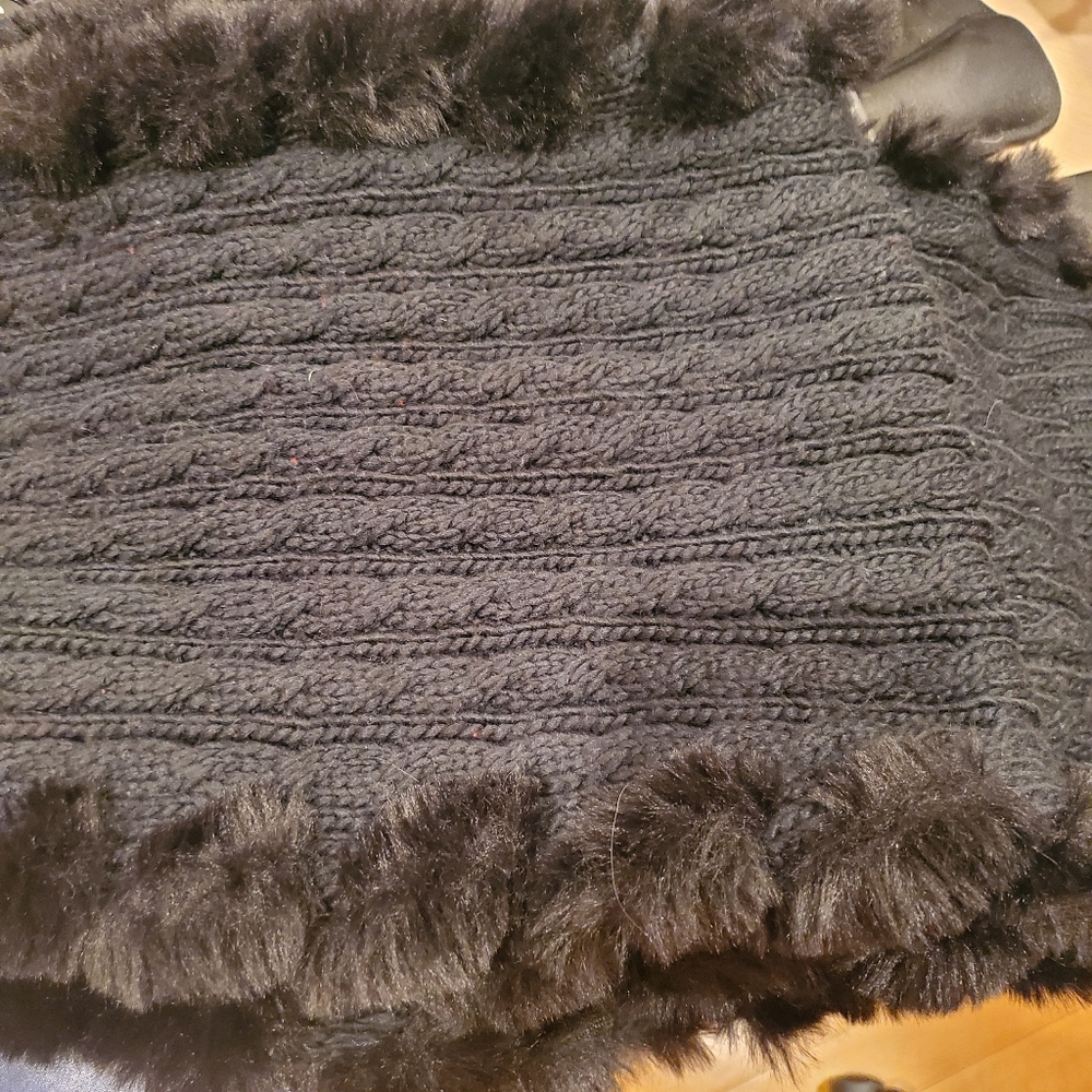 Vince Camuto ​Faux Fur-Trim Cable-Knit Scarf black NEW - Picture 3 of 3